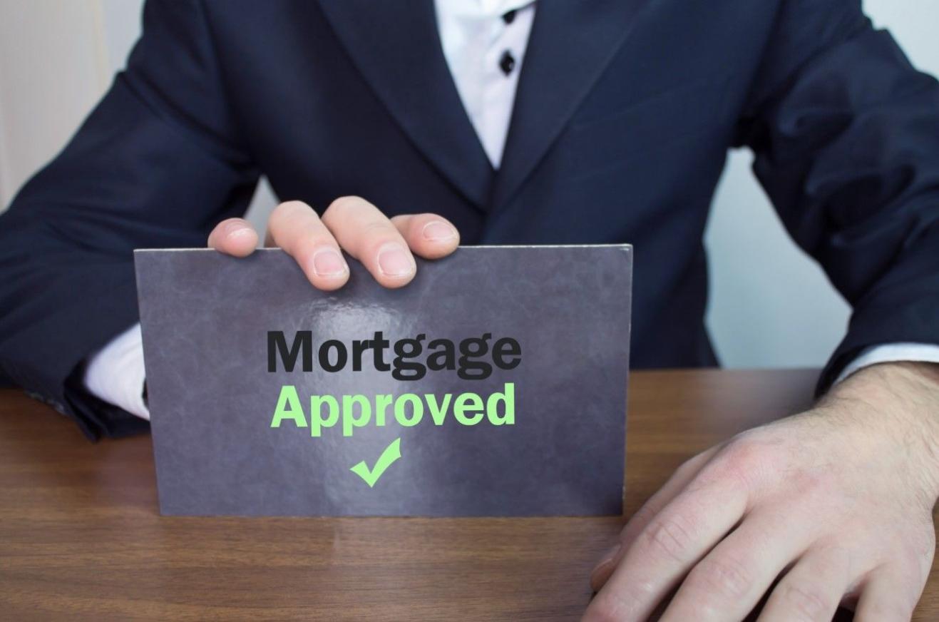 What Are the Pros and Cons of Using a Mortgage Broker?